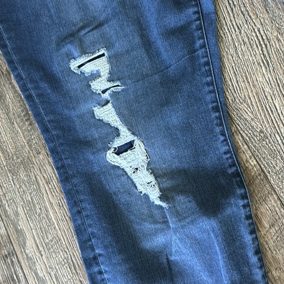 JOLT DISTRESSED WOMEN JEANS, SIZE 18 - Picture 4 of 12